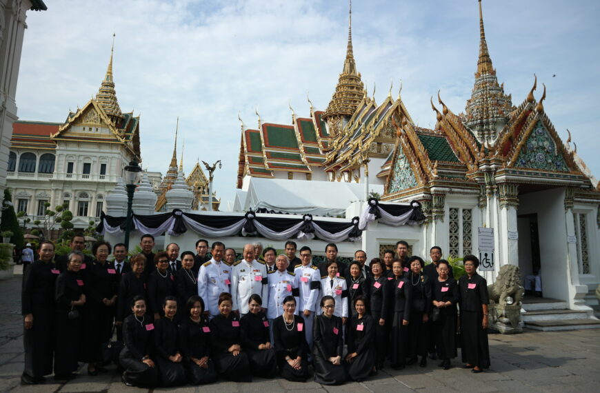 มูลนิธิศาสตราจารย์ ดร.วิจิตร ศรีสอ้าน เป็นเจ้าภาพในการบำเพ็ญกุศลสวดพระอภิธรรมพระบรมศพพระบาทสมเด็จพระปรมินทรมหาภูมิพลอดุลยเดช ณ พระที่นั่งดุสิตมหาปราสาท ในพระบรมมหาราชวัง